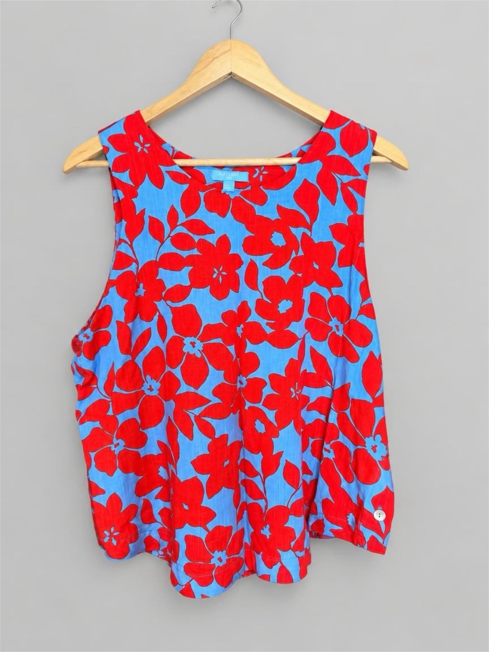 NWT Draper James Red Floral Button Side Tank Top on Blue - L